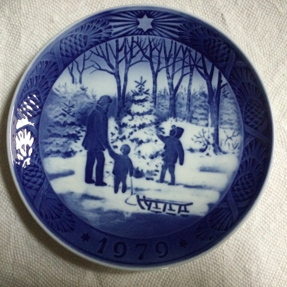 Royal Copenhagen Plate - 1979 Choosing The Christmas Tree - Denmark